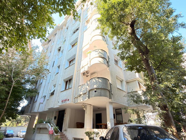 KADIKÖY KIZILTOPRAK’TA MARMARAYA YAKIN 5.KATTA 3+1 SATILIK DAİRE