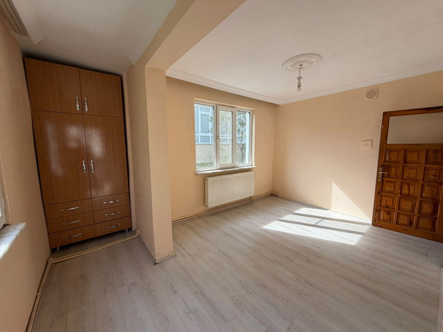 REMAX MİD BAHÇELİEVLER TEKNİK LİSE CİVARI KİRALIK 2+1 DAİRE