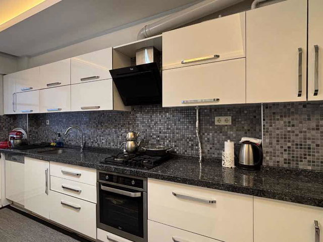 ADAPAZARI YENİGÜNDE 147 M² 3+1 ARA KAT DAİRE + 60 M² DÜKKÂN