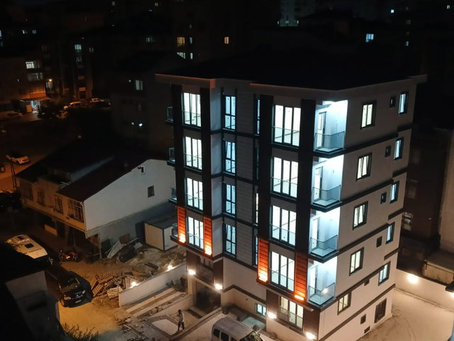 ÜMRANİYE NECİP FAZILDA METROYA YAKIN AÇIK VE KAPALI OTOPARKLI 1. KATTA LÜKS SIFIR 1+1 DAIRE