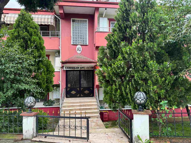 SERDİVAN’IN MERKEZİNDE, SEÇKİN KONUMDA 3+1 135 M² SATILIK DAİRE