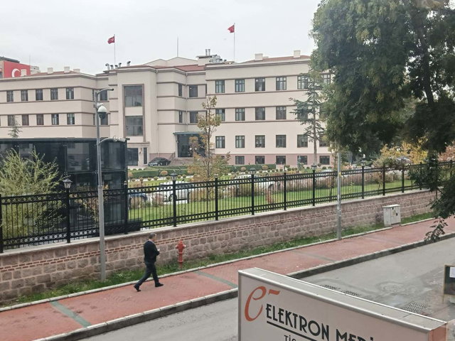 ANKARA'NIN MERKEZİN'DE VALİ KONAĞINA KOMŞU KATTA 2+1 SATILIK DAİRE