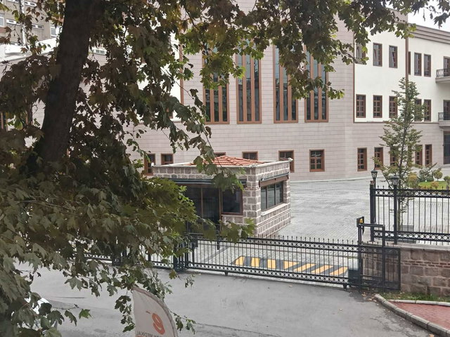 ANKARA'NIN MERKEZİN'DE VALİ KONAĞINA KOMŞU KATTA 2+1 SATILIK DAİRE