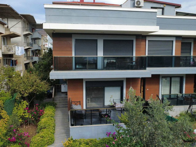 BORNOVADA TERASLI 3+1 SATILIK VİLLA