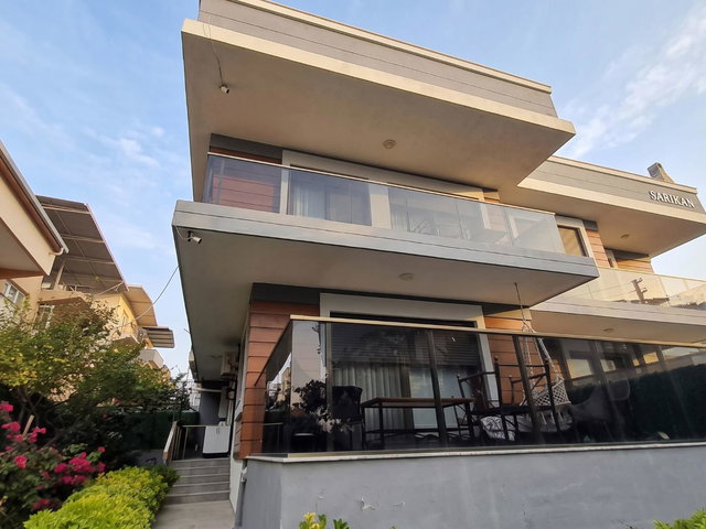 BORNOVADA TERASLI 3+1 SATILIK VİLLA