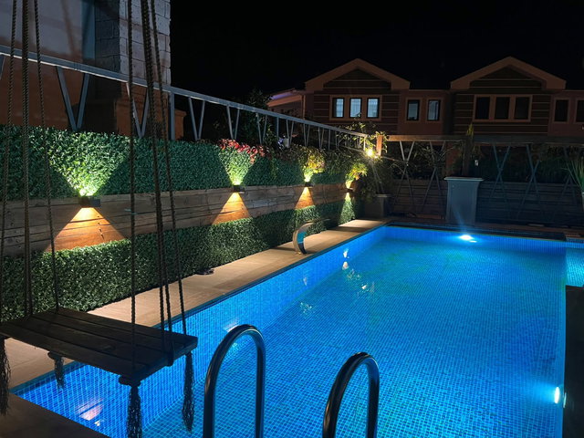 DALYAN’DA HAVUZLU, BAHÇE ŞÖMİNELİ , TAM EŞYALI 3+1 YILLIK KİRALIK DAİRE