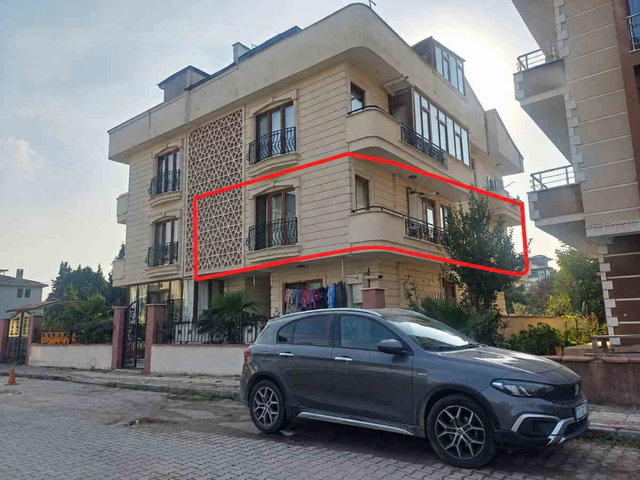 ÇIFTLIKKÖY MERKEZDE SATILIK EBEVEYN BANYOLU 3+1 ARAKAT