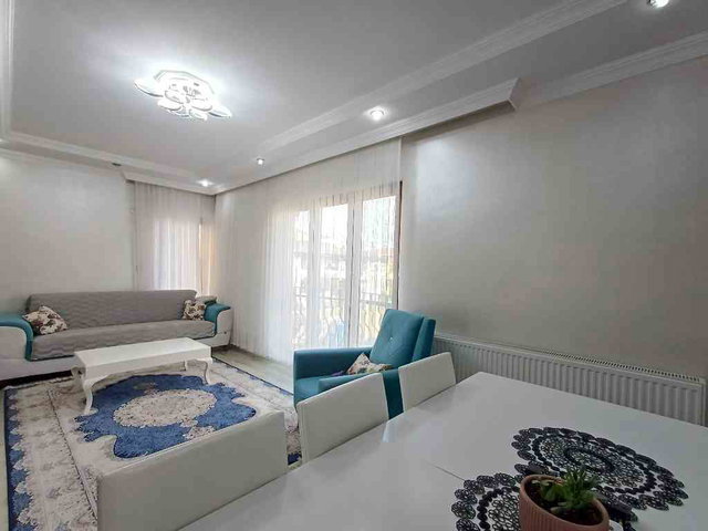 ÇIFTLIKKÖY MERKEZDE SATILIK EBEVEYN BANYOLU 3+1 ARAKAT
