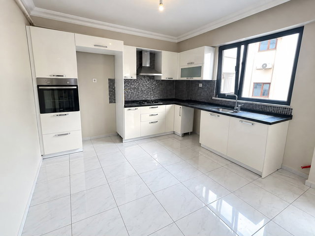 BEYAZ SARAYLAR SİTESİNDE 3+1 DAİRE