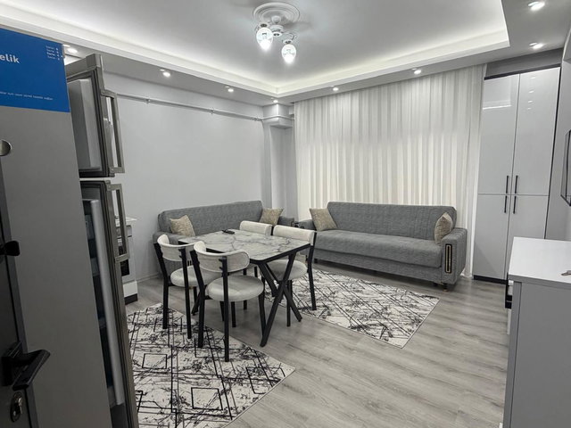 REMAX MID'DEN ÜNIVERSITE YAKINI EŞYALI 1+1 KIRALIK DAIRE