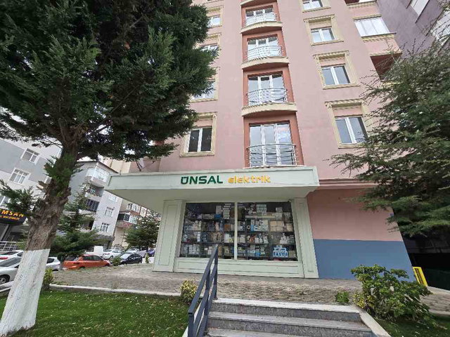 ÇERKEZKÖY’ÜN MERKEZİNDE KÖŞE BAŞI KONUMDA – ACİL SATILIK