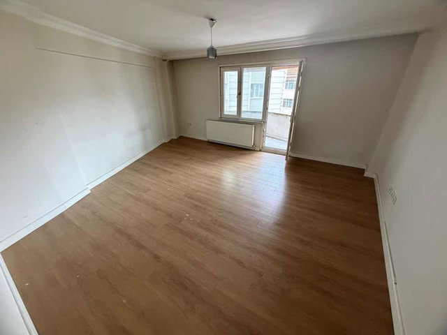 DİKİLİTAŞ’TA KAPALI MUTFAKLI BALKONLU 2+1 KİRALIK DAİRE