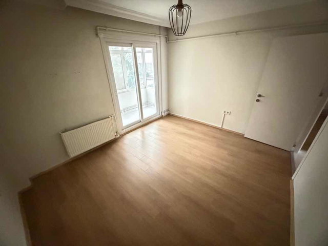 DİKİLİTAŞ’TA KAPALI MUTFAKLI BALKONLU 2+1 KİRALIK DAİRE