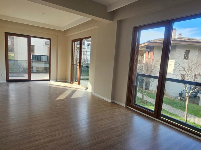 BEYKOZ RIVA KIDSTOWN SITESI GÜVENLIKLI HAVUZ MANZARALI 4+1 DUBLX