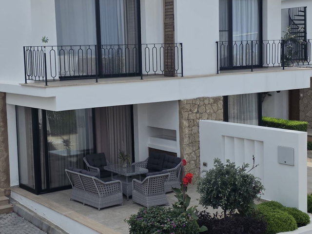 A STUNNİNG SEMİ-DETACHED VİLLA İN A PRİME COASTAL LOCATİON, SURROUNDED BY NATURE AND AWAY FROM THE