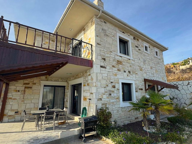 FOÇA / FOÇAKÖY’DE HAVUZLU, ŞÖMİNELİ , MÜSTAKİL 4+1 TAŞ VİLLA