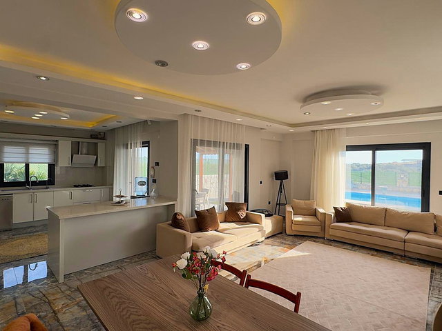 FOÇA / FOÇAKÖY’DE HAVUZLU, ŞÖMİNELİ , MÜSTAKİL 4+1 TAŞ VİLLA