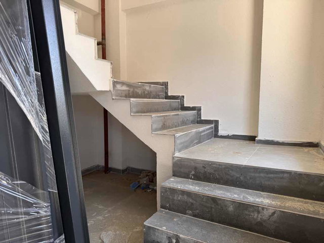 KARTAL METROYA 500 METRE 5 + 2 DUBLEKS IKI AYRI GIRIŞTE SATILIK DAİRE