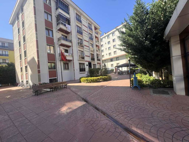 SANCAKTEPE SARIGAZİ  SELVİ SİTESİ METROYA 
300 M 2+1 SATILIK