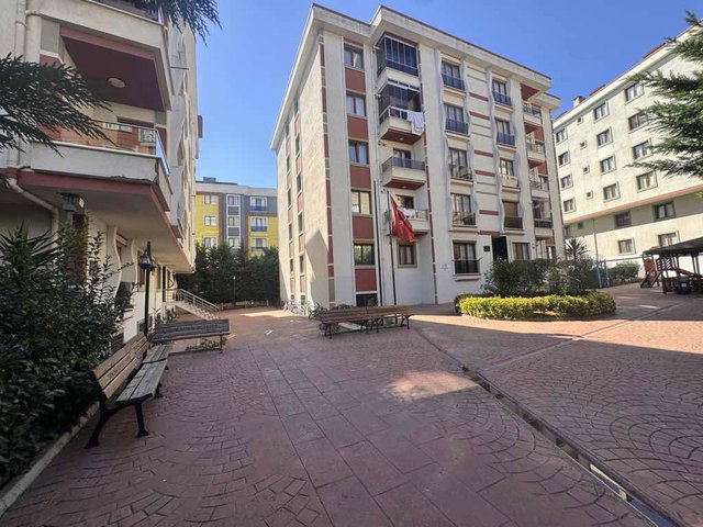 SANCAKTEPE SARIGAZİ  SELVİ SİTESİ METROYA 
300 M 2+1 SATILIK