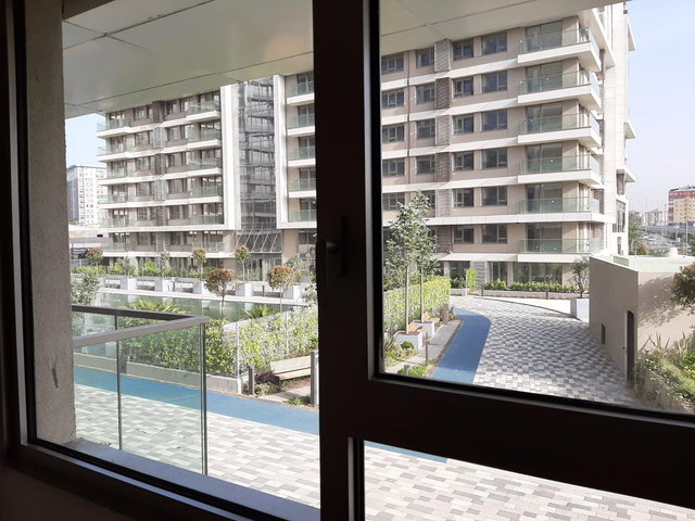 EMİNE GÖKTÜRK’TEN İNİSTANBULDA HAVUZ MANZARALI 1+1 KİRALIK