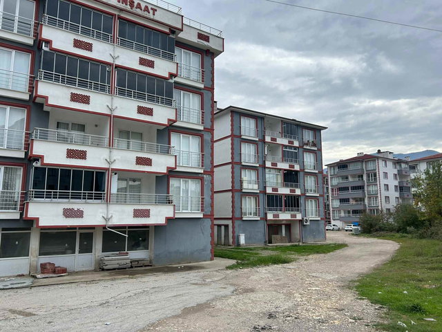 CİDE CUMHURİYET MAH’DE SITE'DE DENIZE VE ÇARŞIYA YÜRÜME MESAFESINDE/ÇIFT BALKON