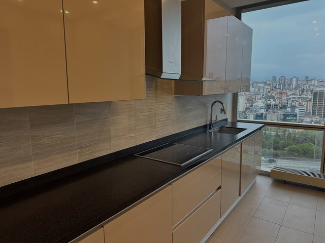 ATAŞEHIR METROPOL ISTANBUL TERASLI KAPALI MUTFAKLI BOŞ SATILIK 3+1 DAIRE