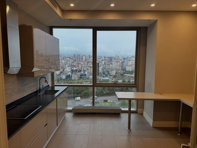 ATAŞEHIR METROPOL ISTANBUL TERASLI KAPALI MUTFAKLI KİLERLİ KİRALIK 3+1 DAIRE