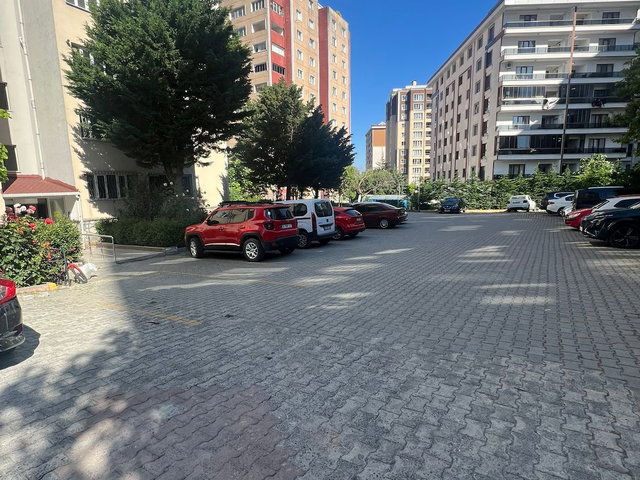 BEYLİKDÜZÜ ADNAN KAHVECİ MAHALLESİNDE FULL TADİLATLI ARA KAT DAİRE