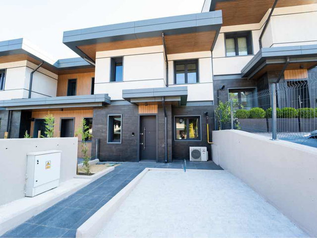 KASABANIN ŞERİFİNDEN ÇEKMEKÖY ÖMERLİ KASABA MODERN ARA TOWNHOUSE