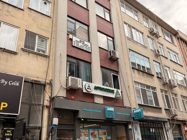 KADIKÖY OSMANAĞA'DA KİRACILI GENİŞ ARSA PAYLI 160 M² OFİS KATI