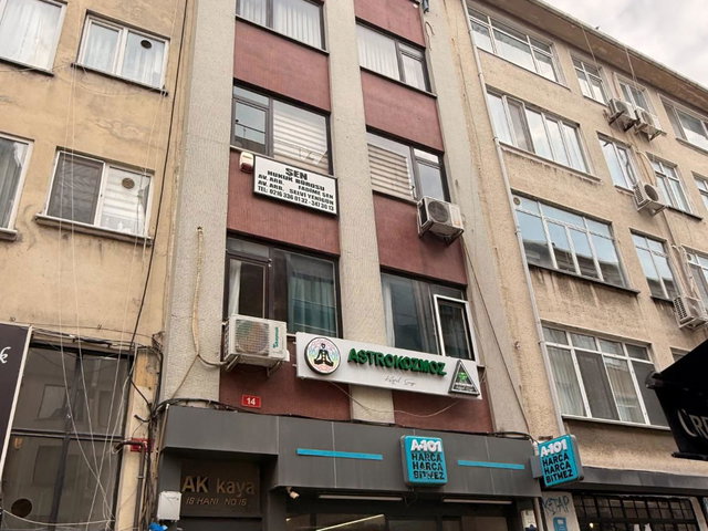KADIKÖY OSMANAĞA'DA KİRACILI GENİŞ ARSA PAYLI 160 M² OFİS KATI