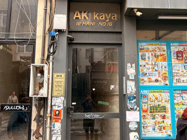 KADIKÖY OSMANAĞA'DA KİRACILI GENİŞ ARSA PAYLI 160 M² OFİS KATI