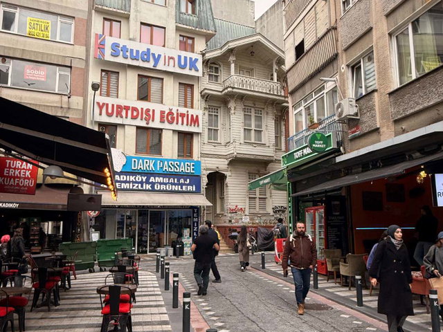 KADIKÖY OSMANAĞA'DA KİRACILI GENİŞ ARSA PAYLI 160 M² OFİS KATI