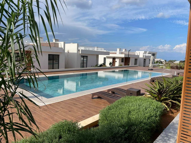 BEAUTİFUL 1-BEDROOM RESİDENCE WİTH PRİVATE GARDEN AND BUSTLE OF CİTY LİFE