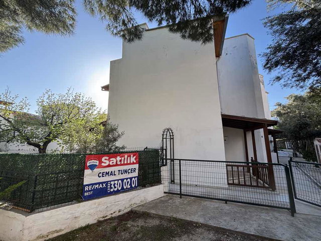 18 ÇANDARLI PIRI REIS SITESI KÖŞE KONUM DENIZ MANZARALI TRIPLEX 3+1 BAHÇELI SATILIK VILLA