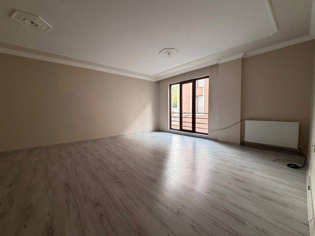 REMAX MYRADAN KİRALIK 2+1 DAİRE MODA PAZARA YÜRÜME MESAFESİNDE