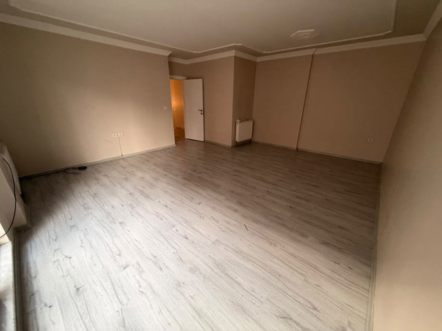 REMAX MYRADAN KİRALIK 2+1 DAİRE MODA PAZARA YÜRÜME MESAFESİNDE