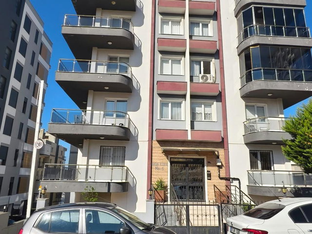 ÇİĞLİ ESENTEPE’DE AİLE APARTMANINDA KİRALIK 2+1 DOĞALGAZLI, BALKONLU FIRSAT DAİRE