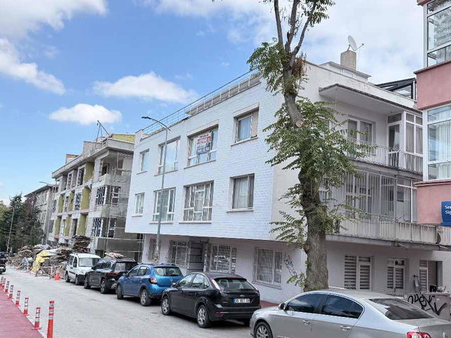 TUNALI HİLMİ’YE YÜRÜME MESAFESİNDE, MERKEZİ SİSTEM ISITMALI ARA KAT EŞYALI DAİRE
