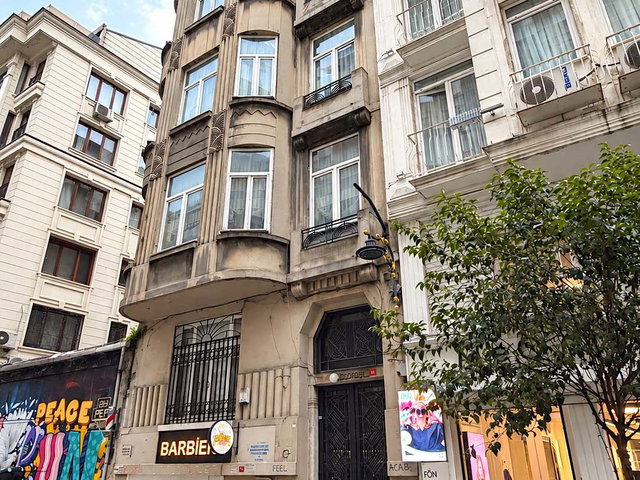NİŞANTAŞI'NDA TARİHİ BİNADA YÜKSEK TAVANLI EŞYALI ŞIK DAİRE