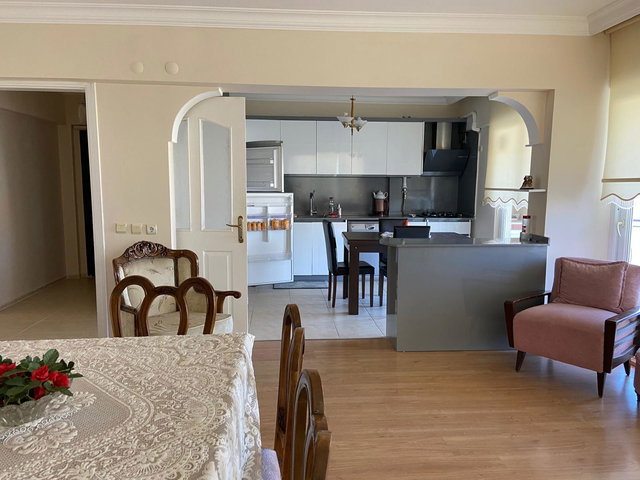 EGE MAHALLESİNDE DENİZ MANZARALI ARA KAT KİRALIK DAİRE