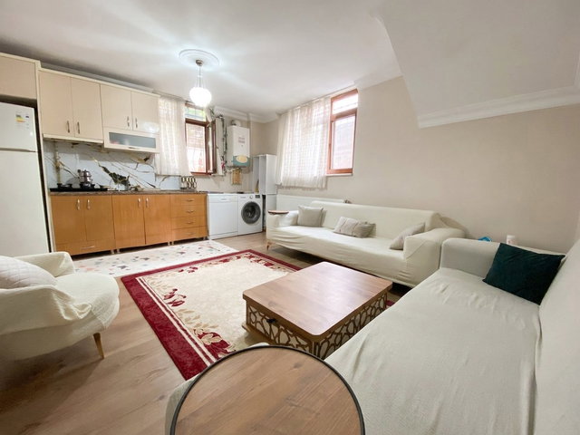 ATAŞEHİR ESATPAŞA GÜLMERCAN SOKAKTA SATILIK 2+1 DAİRE