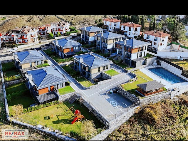 REMAX ANKA'DAN DENİZ MANZARALI MÜSTAKİL SİTE'DE SATILIK VİLLALAR