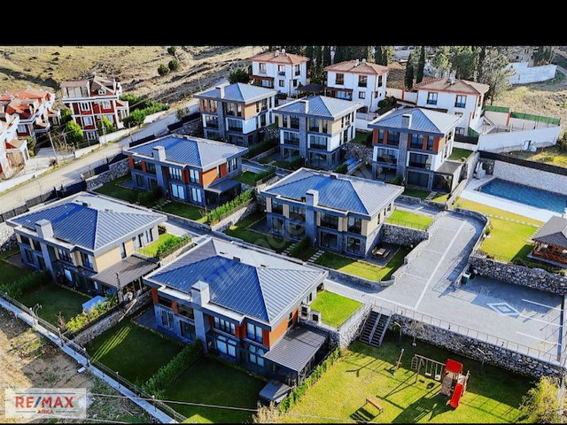 REMAX ANKA'DAN DENİZ MANZARALI MÜSTAKİL SİTE'DE SATILIK VİLLALAR