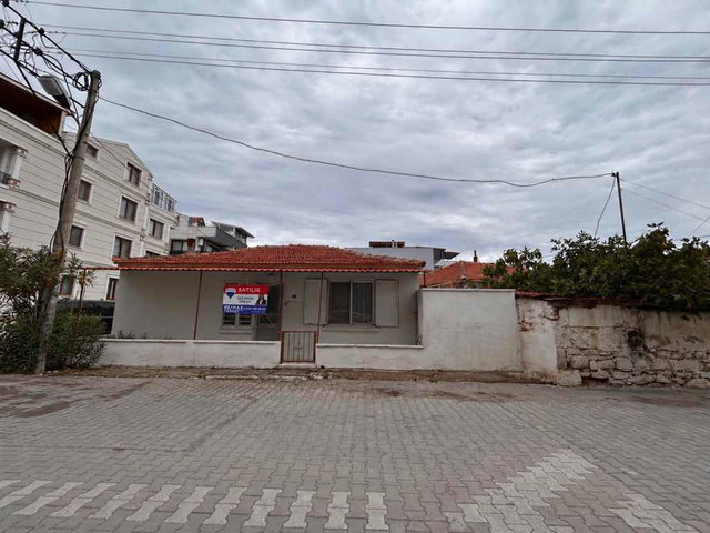 ÇANDARLI MERKEZDE, DENİZE 2 DAKİKA MESAFEDE, BAHÇELİ 2+1 MÜSTAKİL EV