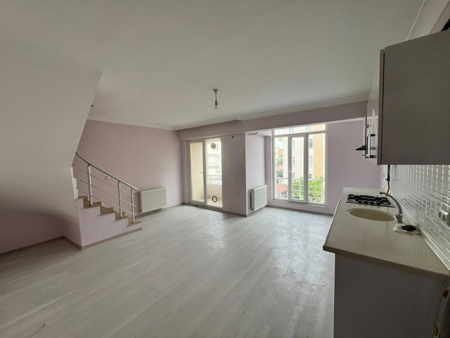 GÖLCÜK'TE MEDARA YÜRÜME MESAFESİ SATILIK 1+1 ÇATI DUBLEKS DAİRE