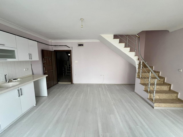 GÖLCÜK'TE MEDARA YÜRÜME MESAFESİ SATILIK 1+1 ÇATI DUBLEKS DAİRE