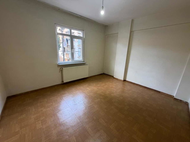 KARTAL TOPSELVİ'DE E5 METROYA YAKIN ARA KAT KİRALIK 3+1 DAİRE.