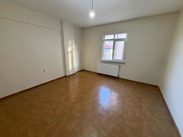 KARTAL TOPSELVİ'DE E5 METROYA YAKIN ARA KAT KİRALIK 3+1 DAİRE.